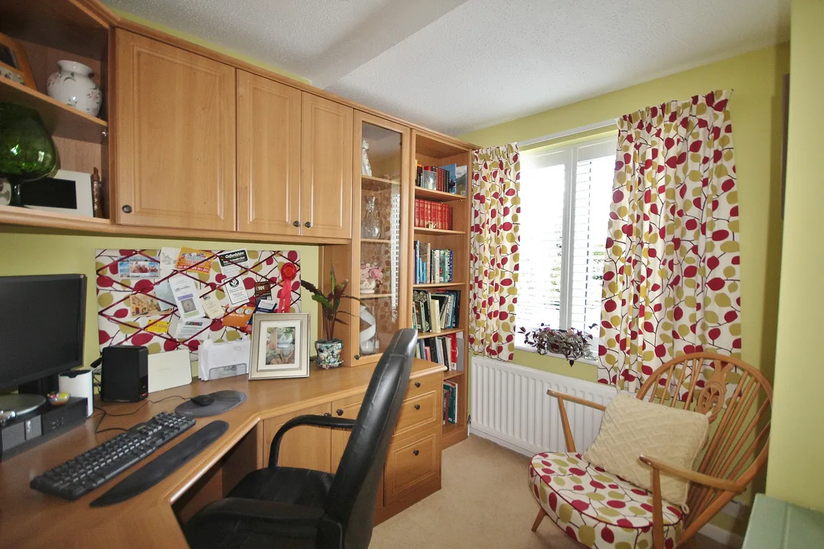 Alvescot Road, Carterton, photo 9