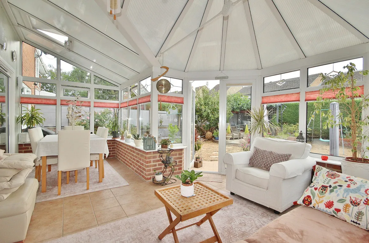 Alvescot Road, Carterton, photo 4