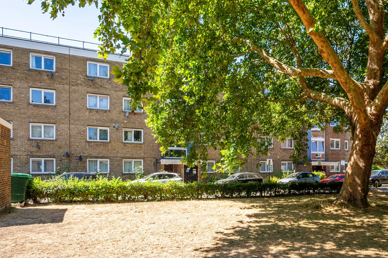 2 bed flat for sale — 24 Dunnock Court, Elmworth Grove, London
