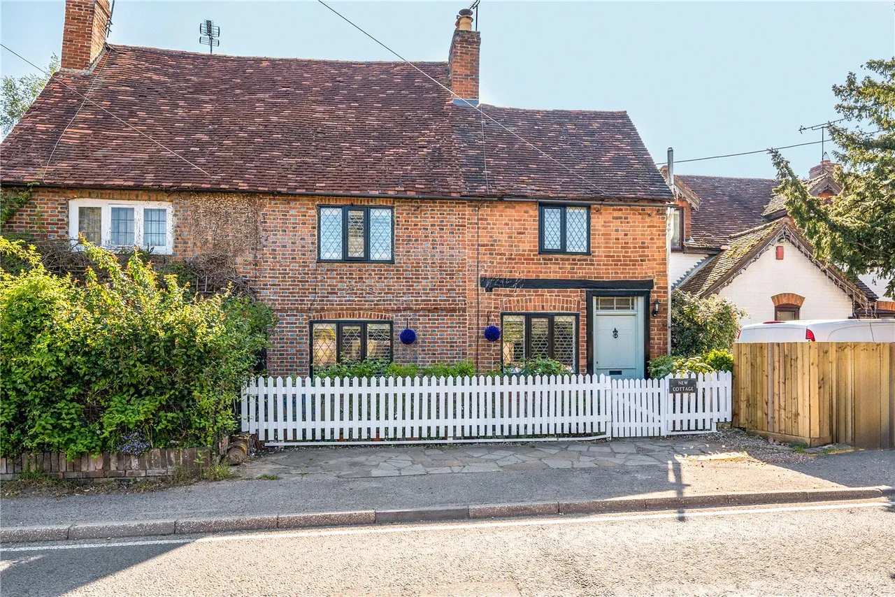 3 bed house to rent — The Street, Eversley, Hook, Hampshire, RG27 0PJ