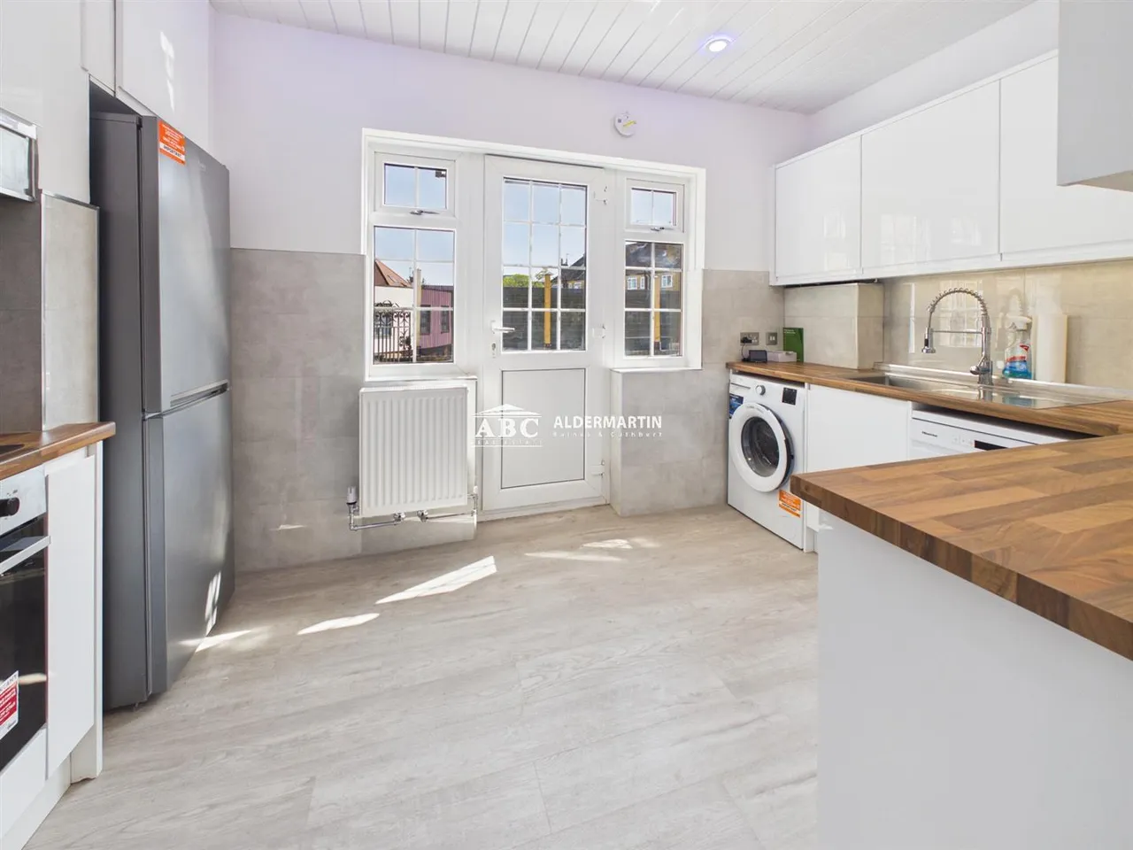 2 bed flat to rent — The Promenade, Edgware