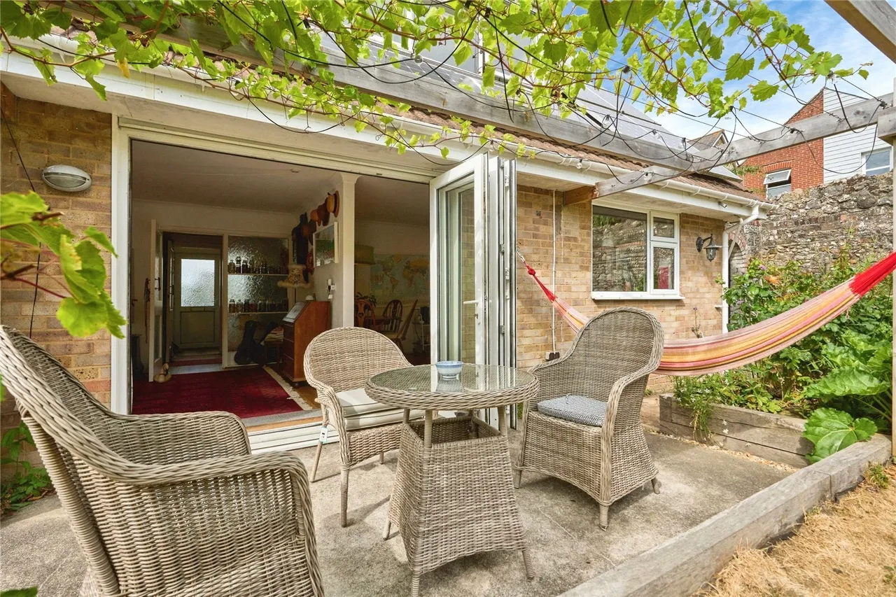 Albert Street, Newport, PO30, photo 10