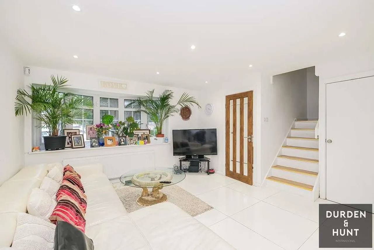 Shillibeer Walk, Chigwell, IG7, photo 2