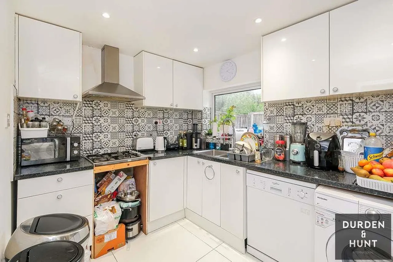 Shillibeer Walk, Chigwell, IG7, photo 5