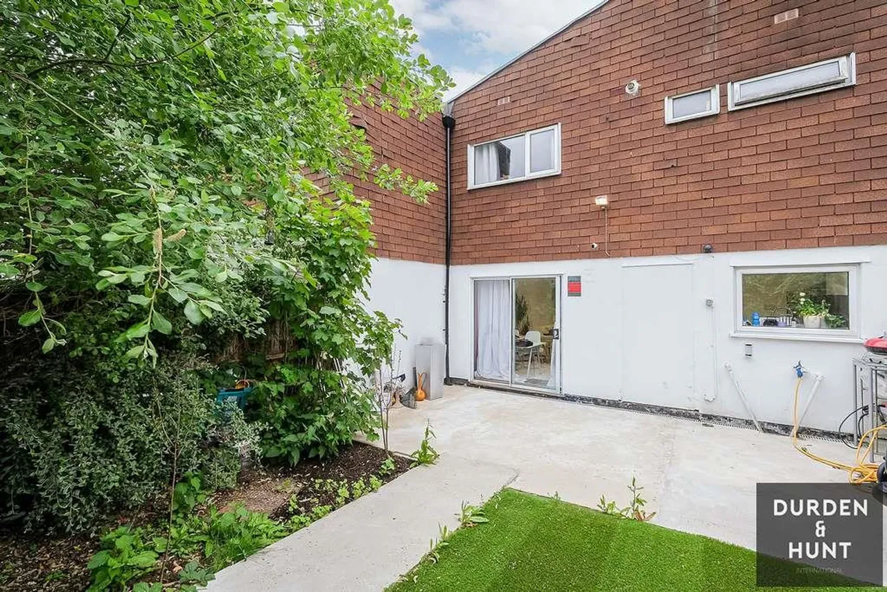 Shillibeer Walk, Chigwell, IG7, photo 11