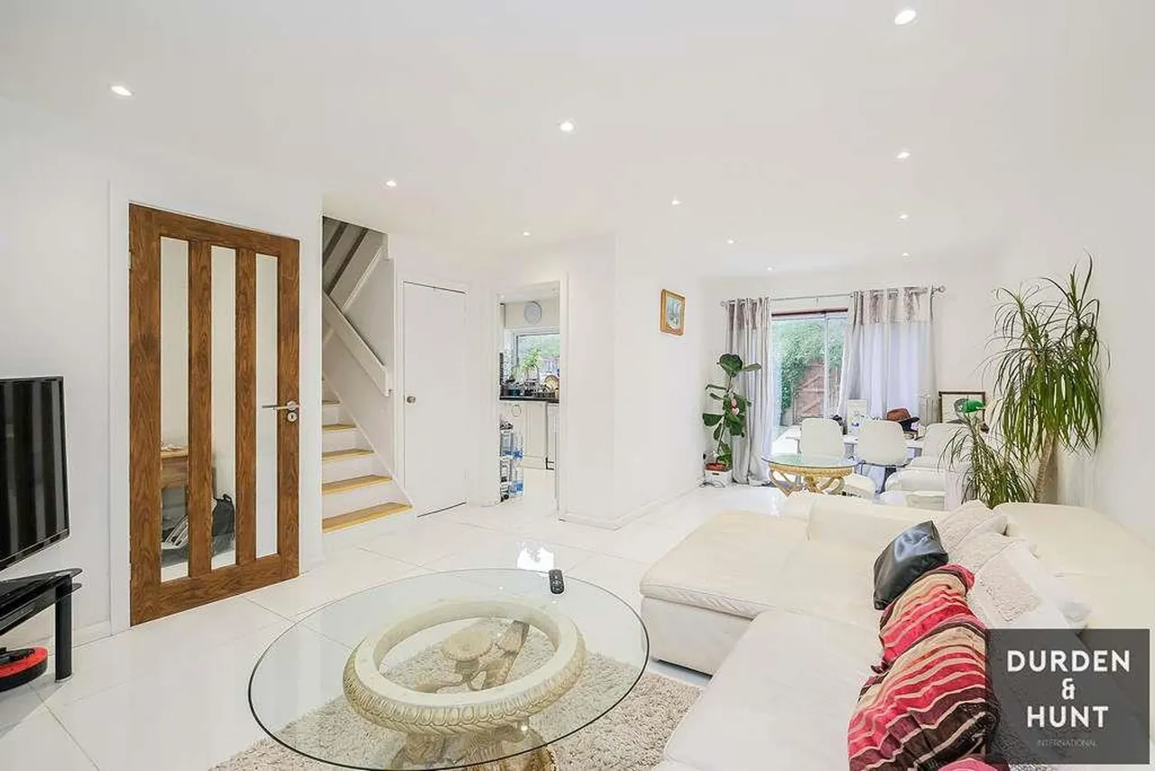 Shillibeer Walk, Chigwell, IG7, photo 4