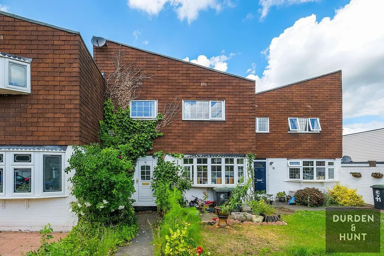 3 bed house for sale, Shillibeer Walk, Chigwell, IG7
