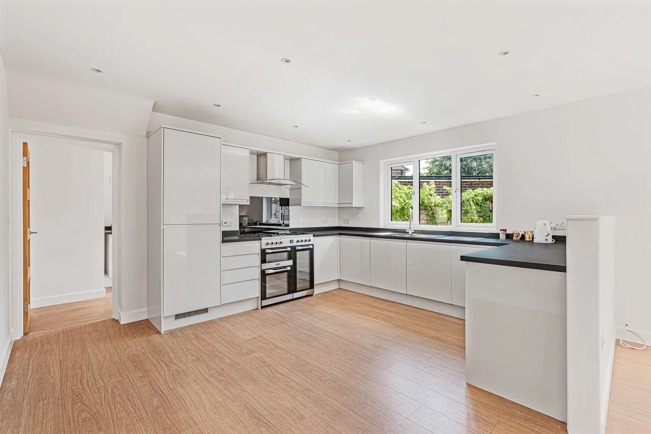 Combe Road, Farncombe, GU7, photo 2