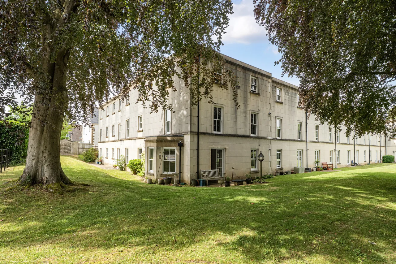 2 bed flat for sale — Chesterton House, Cirencester, GL7
