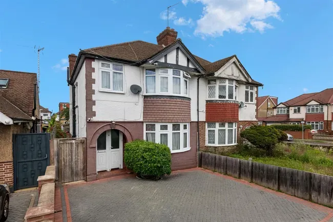 3 bed property for sale — Diamond Road, Ruislip