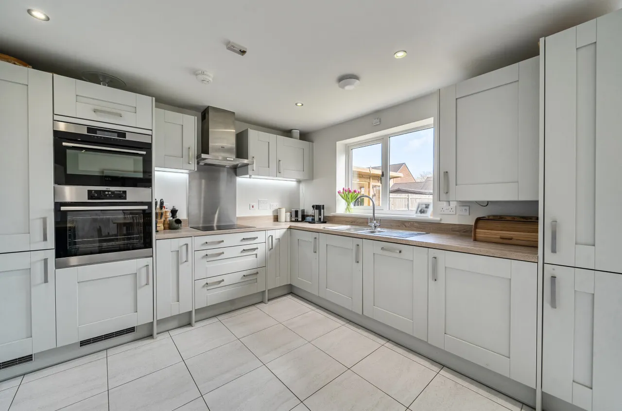 Lucas Drive, West End, Woking, Surrey, GU24 9GG, photo 2
