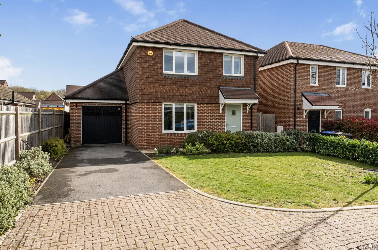 4 bed house for sale — Lucas Drive, West End, Woking, Surrey, GU24 9GG