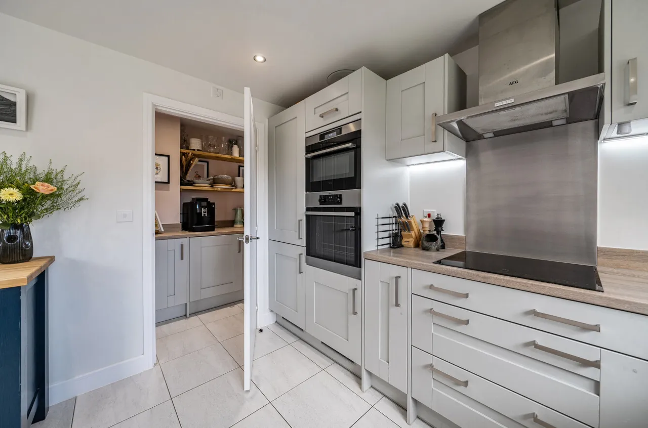 Lucas Drive, West End, Woking, Surrey, GU24 9GG, photo 4