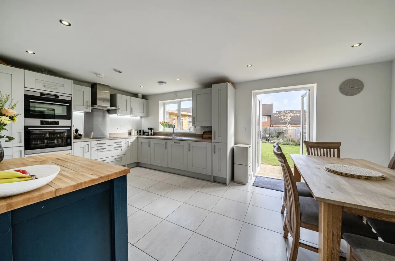 Lucas Drive, West End, Woking, Surrey, GU24 9GG, photo 6