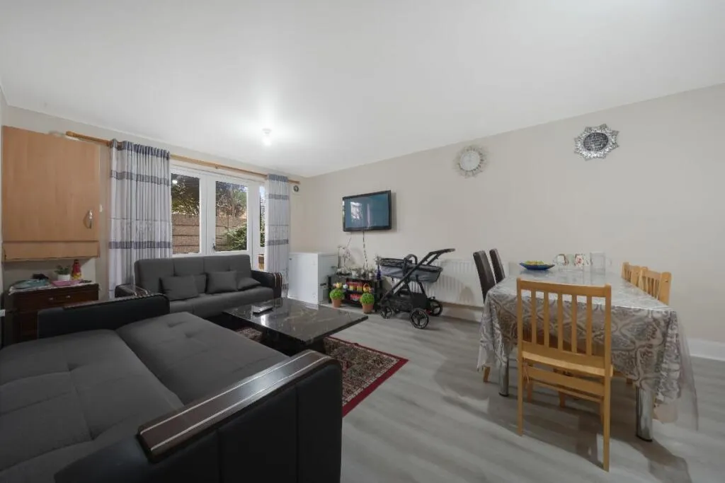 2 bed flat for sale, Wellington Road, London, E7