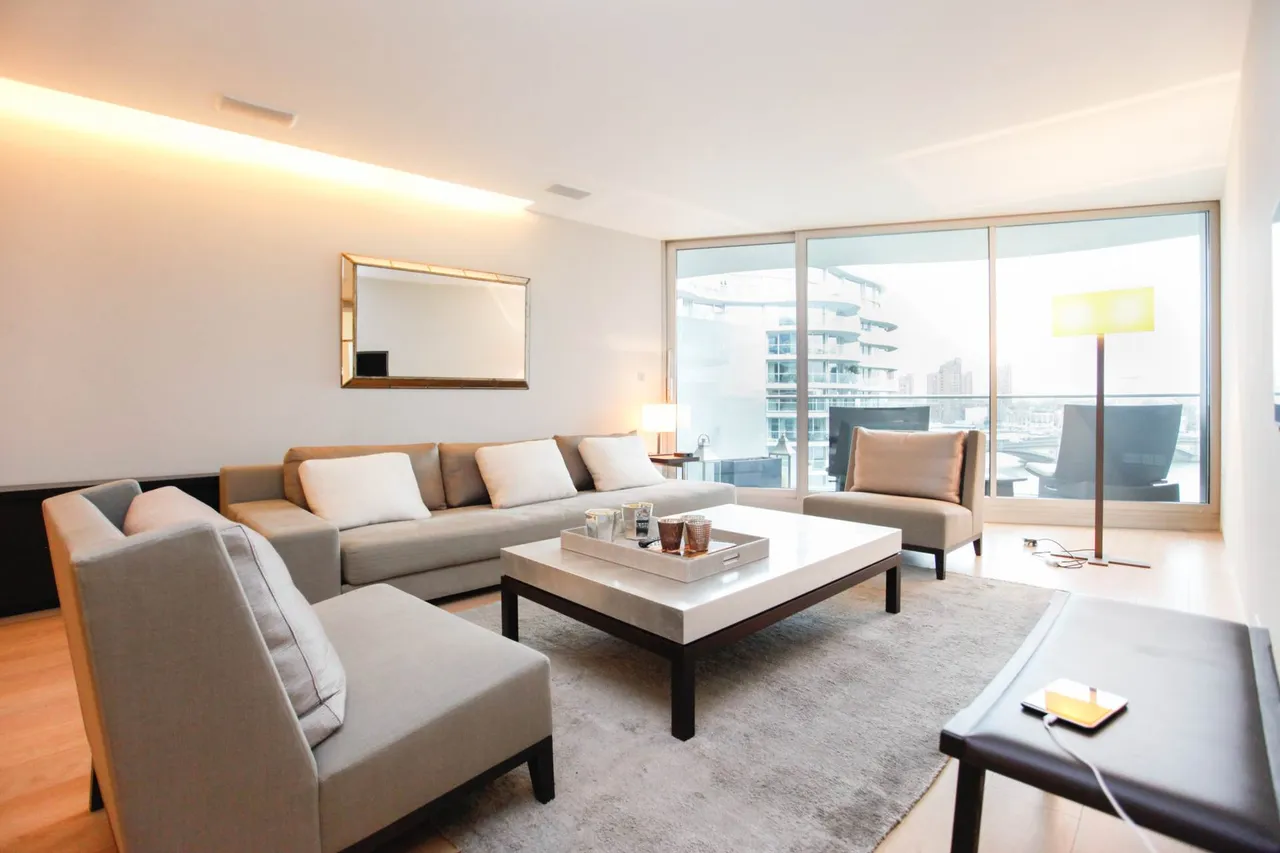3 bed flat to rent, Hester Road, SW11