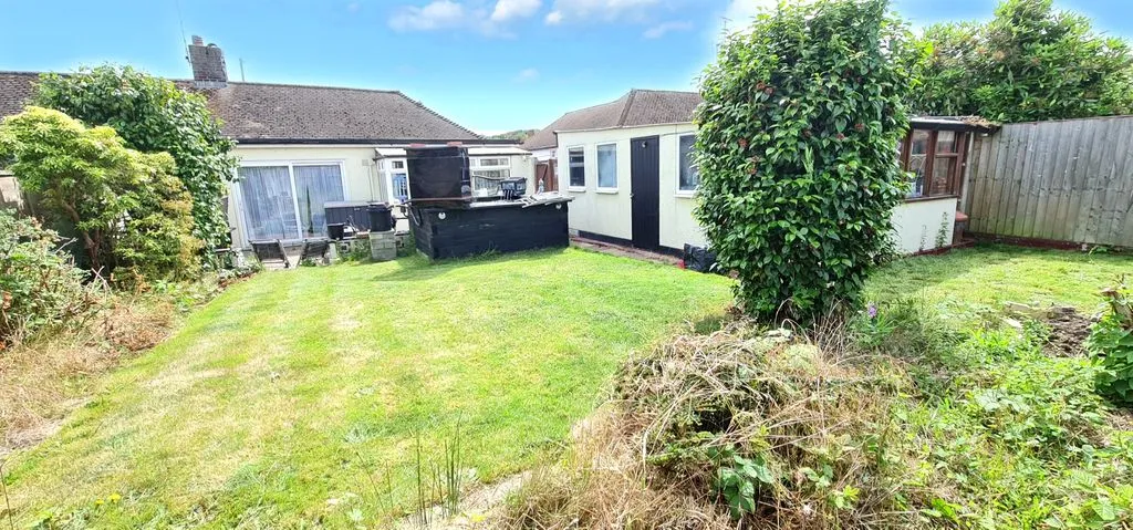 Thorndon Park Drive, Leigh-On-Sea, Essex, SS9 4RF, photo 3