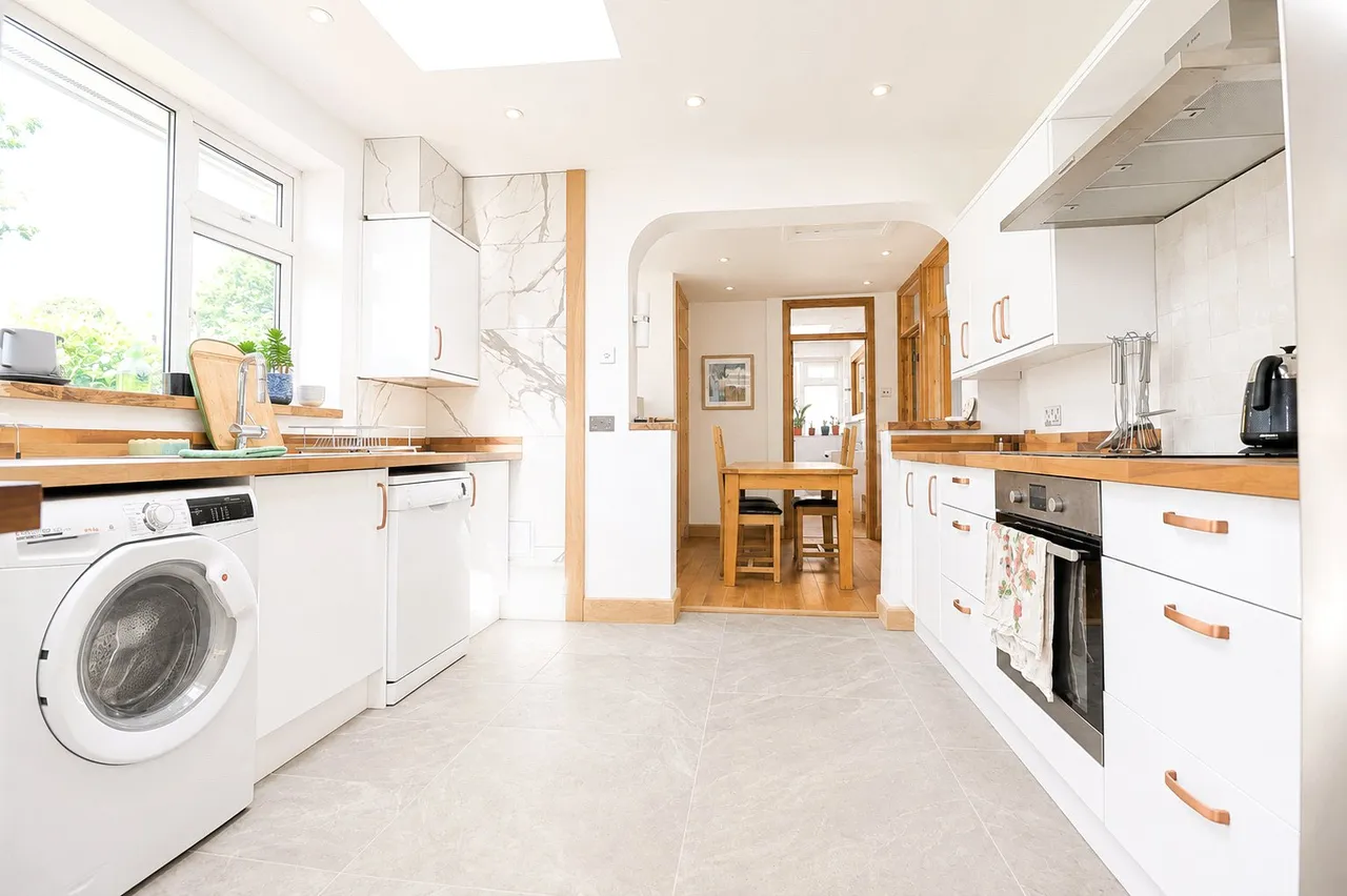 Madeley Road, Church Crookham, Fleet, Hampshire, GU52 6AR, photo 2