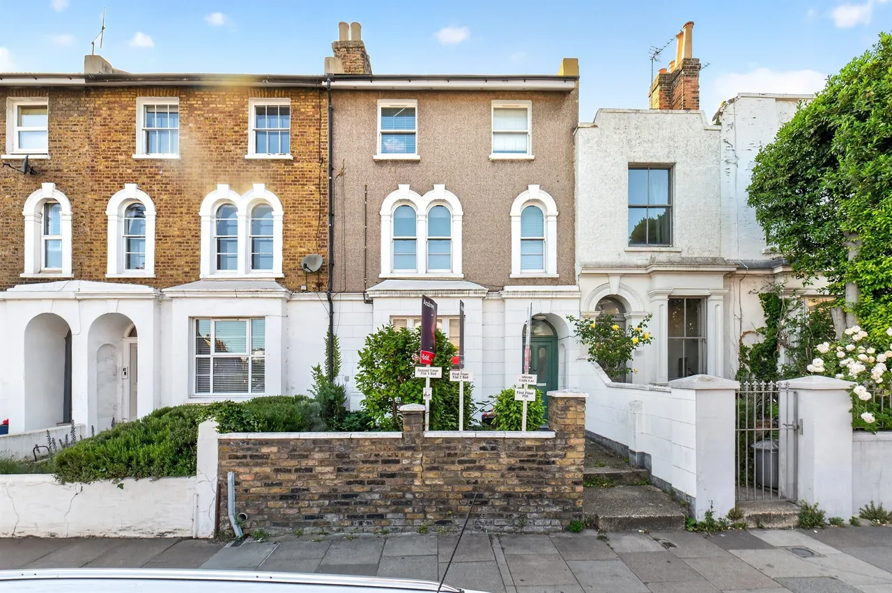 2 bed flat for sale — Merton Road, London