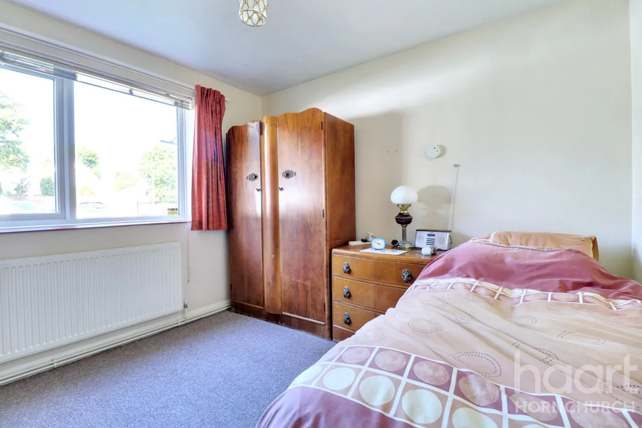 Chaplaincy Gardens, Hornchurch, RM11, photo 5