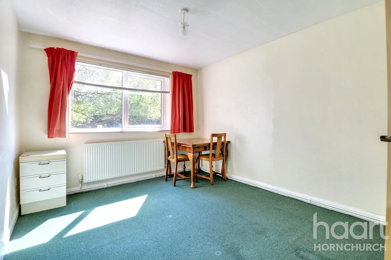 Chaplaincy Gardens, Hornchurch, RM11, photo 6