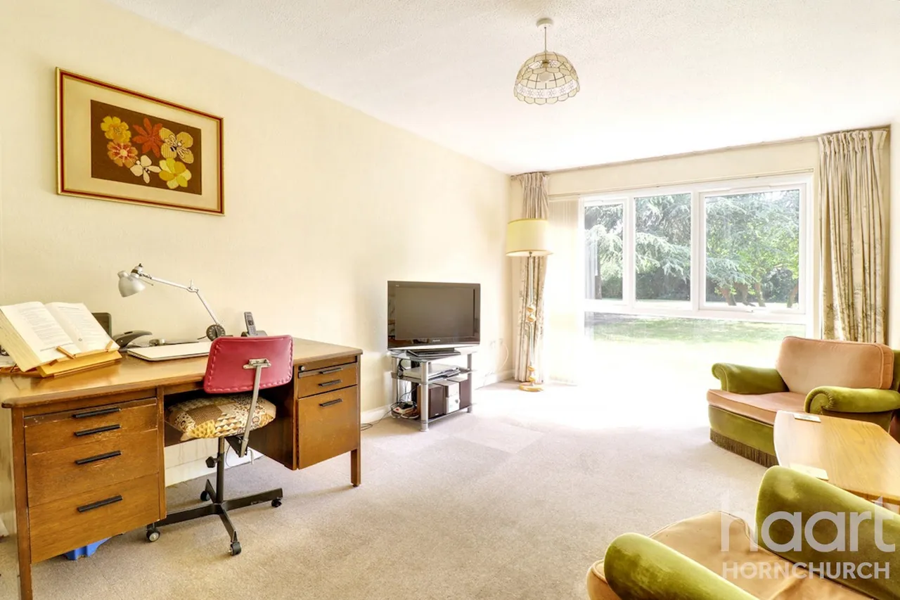 Chaplaincy Gardens, Hornchurch, RM11, photo 4