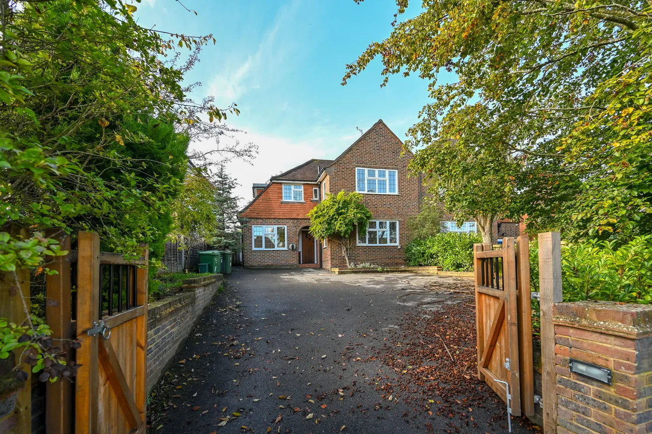 4 bed house to rent, Shalford, GU4
