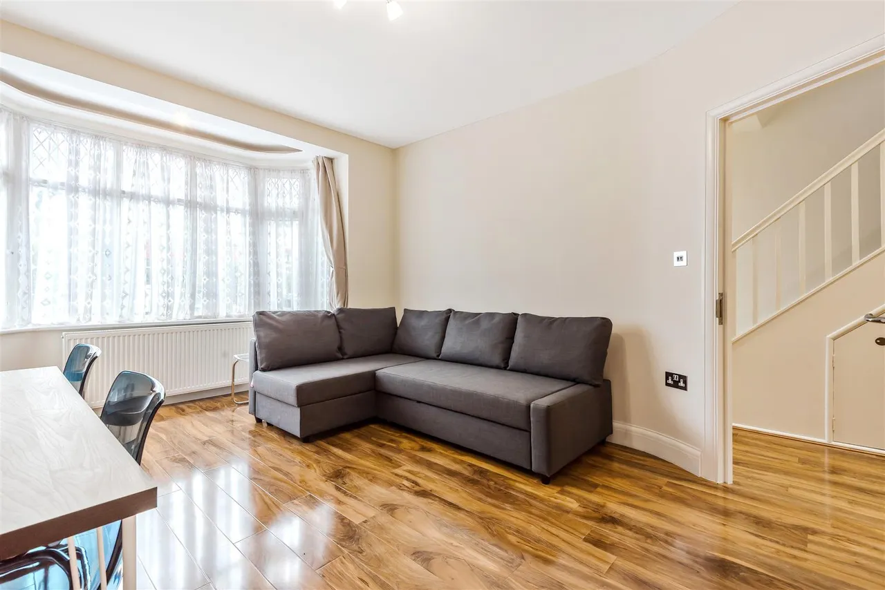Rosslyn Crescent, Wembley, photo 4