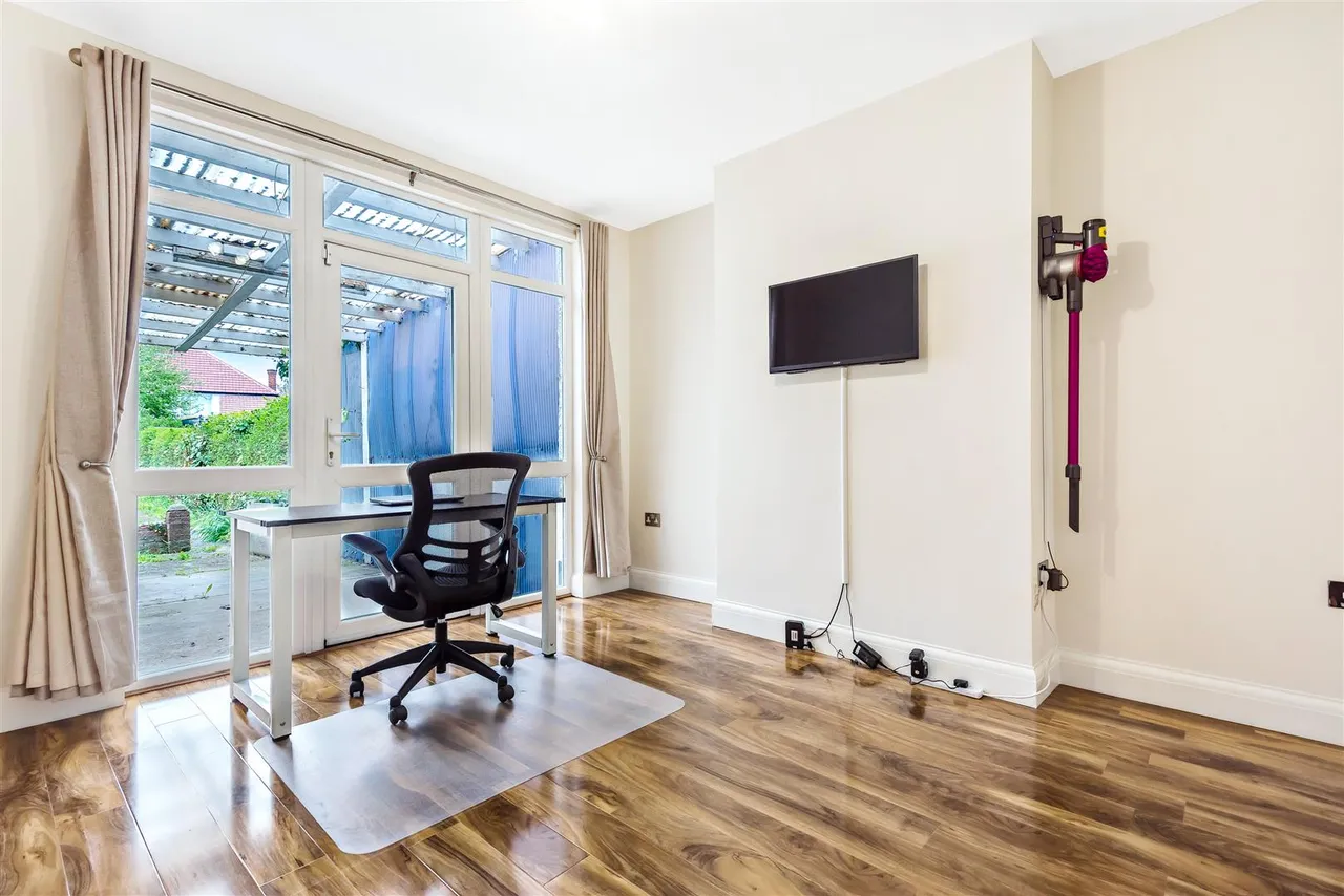 Rosslyn Crescent, Wembley, photo 5