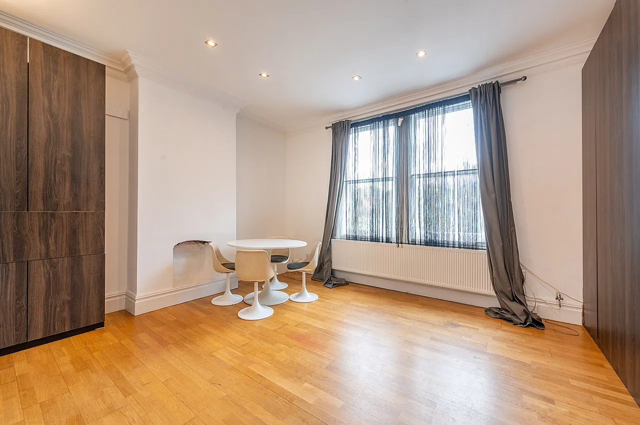 2 bed flat to rent — 238a South Ealing Road, London