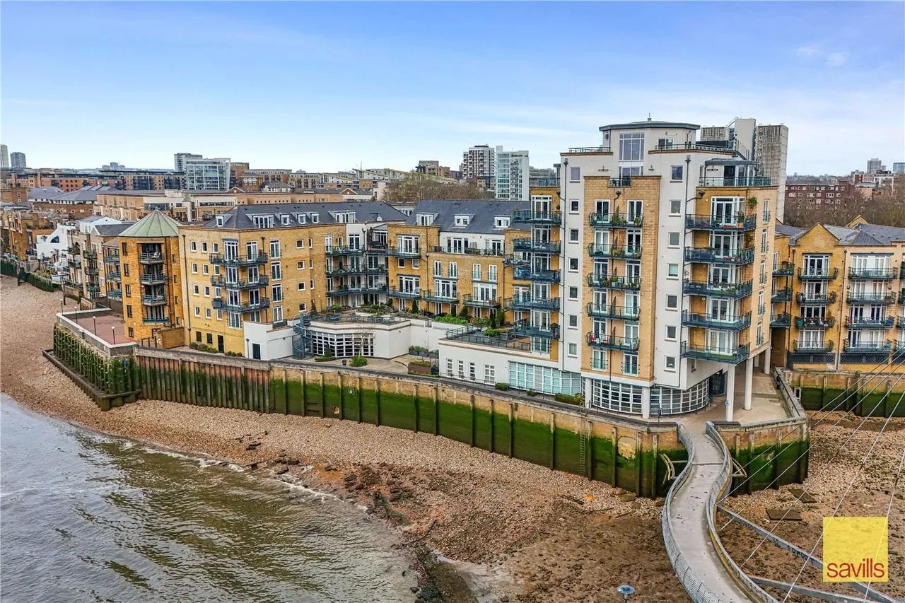 2 bed flat for sale — Dunbar Wharf, 108-124 Narrow Street, Limehouse, London, E14 8BB