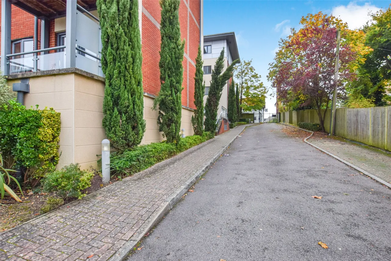 Farnborough Road, Farnborough, Hampshire, GU14 7LY, photo 10