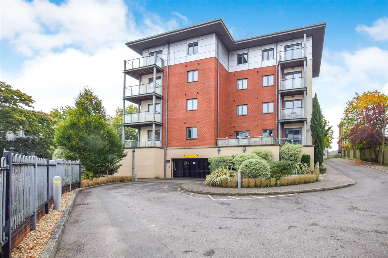 2 bed flat to rent — Farnborough Road, Farnborough, Hampshire, GU14 7LY