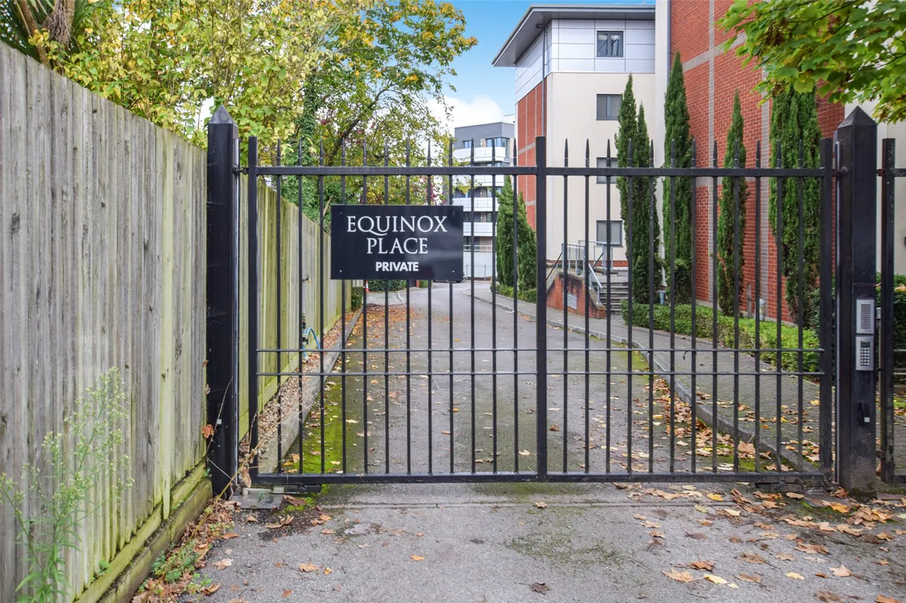 Farnborough Road, Farnborough, Hampshire, GU14 7LY, photo 4