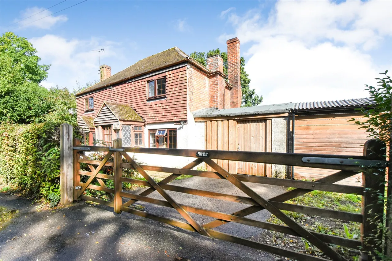Newnham Road, Newnham, Hook, Hampshire, RG27 9AE, photo 6
