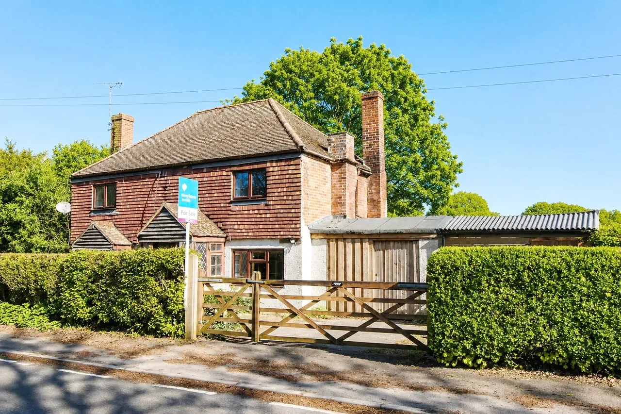 4 bed house for sale — Newnham Road, Newnham, Hook, Hampshire, RG27 9AE