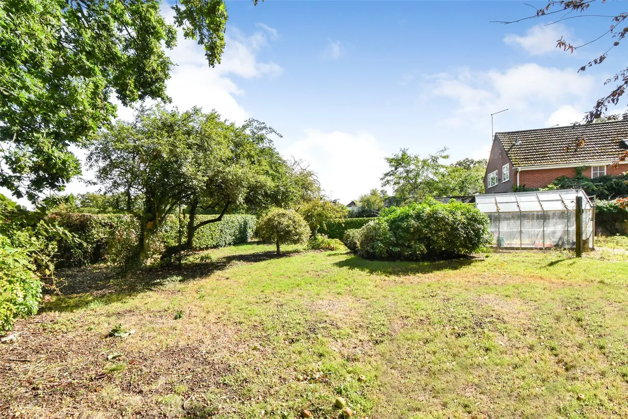 Newnham Road, Newnham, Hook, Hampshire, RG27 9AE, photo 3