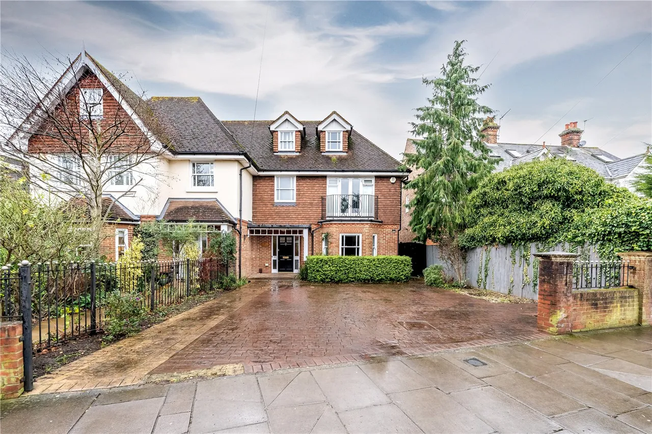 5 bed house for sale — The Avenue, Hampton, TW12 3RN