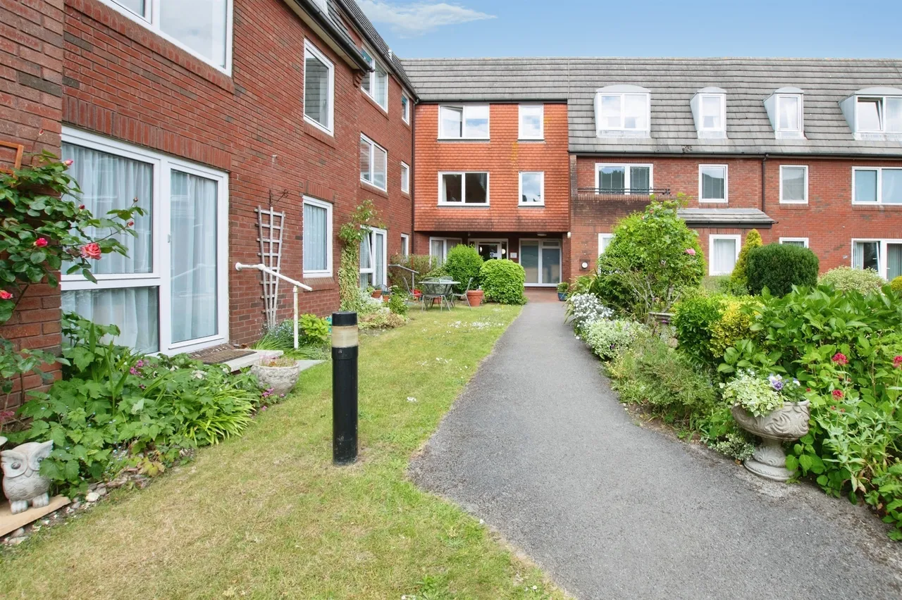 Ringwood Road, Ferndown, photo 7