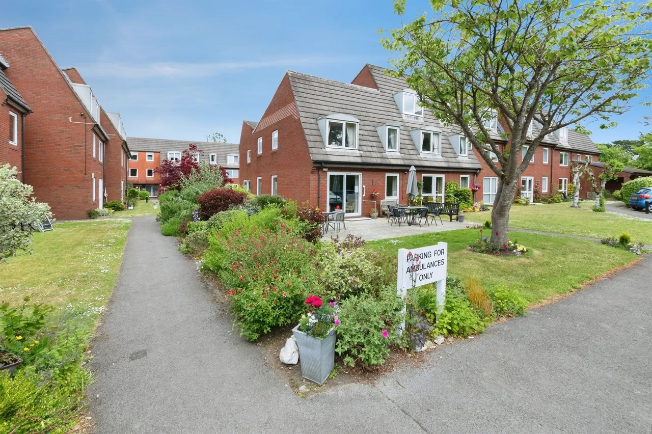 1 bed flat for sale — Ringwood Road, Ferndown