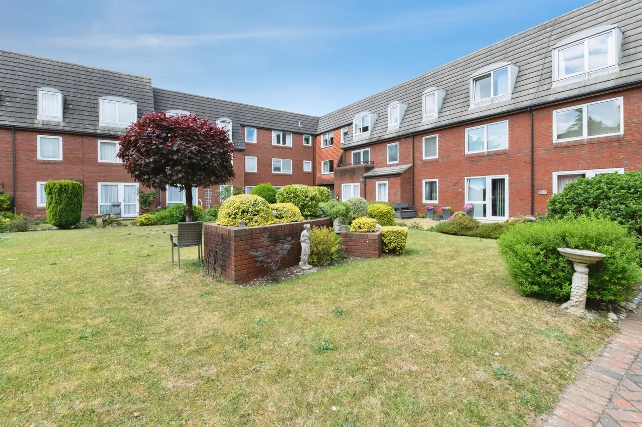 Ringwood Road, Ferndown, photo 12