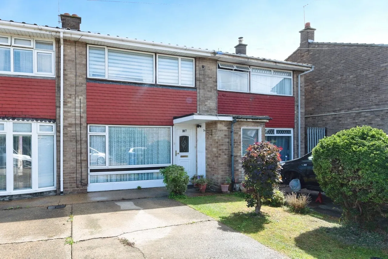 3 bed house for sale — Byron Gardens, Tilbury, Essex, RM18