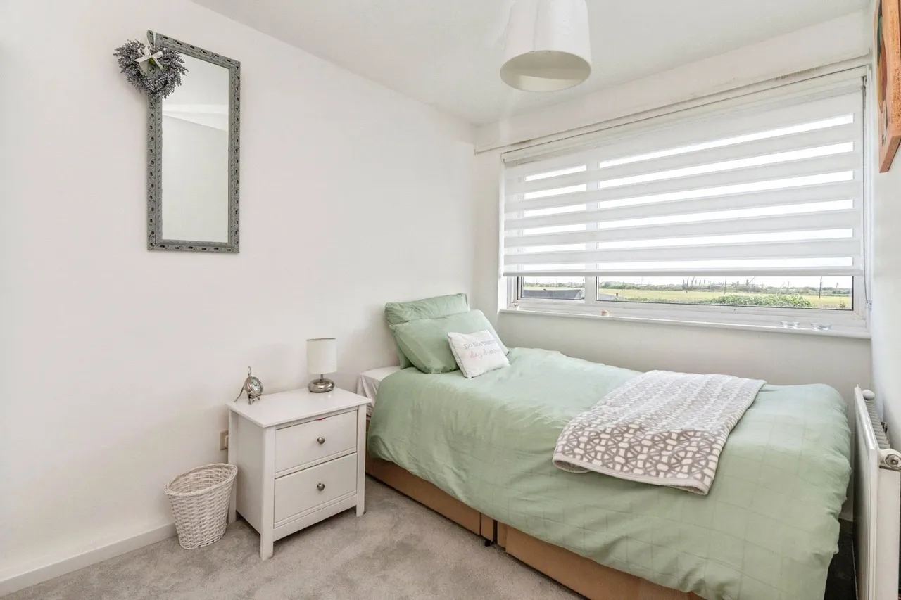 Byron Gardens, Tilbury, Essex, RM18, photo 11