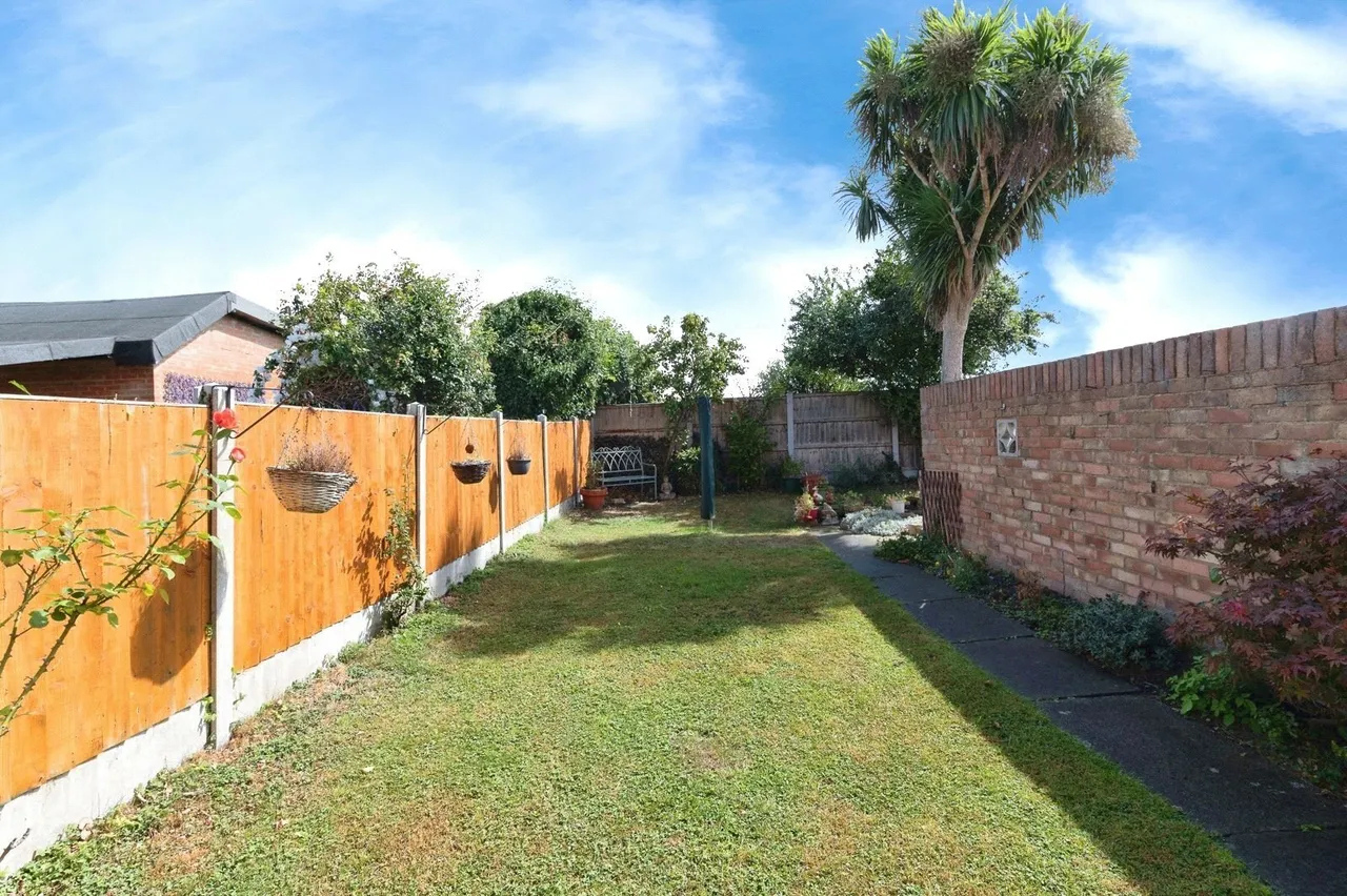 Byron Gardens, Tilbury, Essex, RM18, photo 15