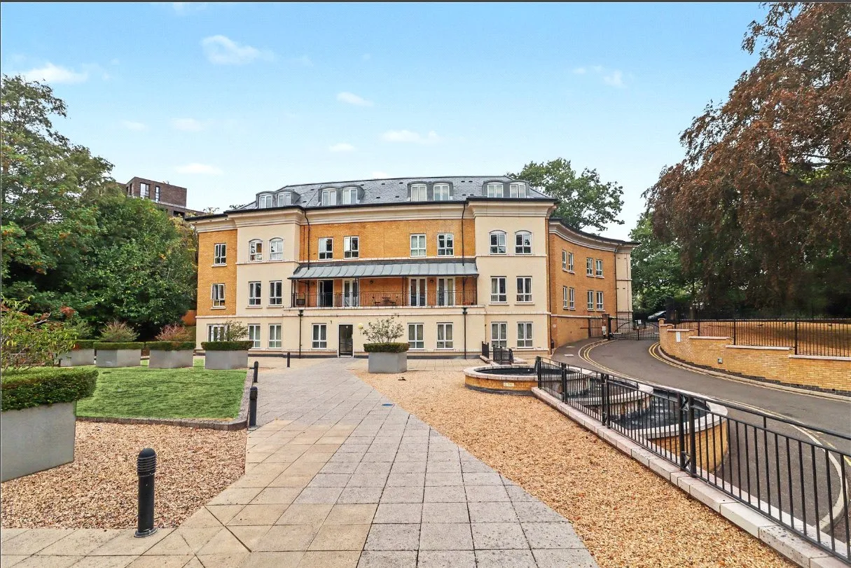 2 bed flat for sale, Heathside Crescent, Woking, GU22