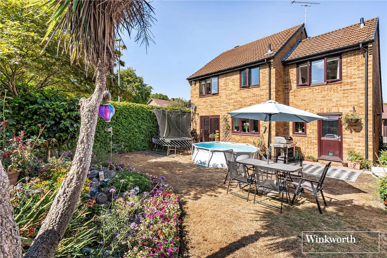 Shire Close, Bagshot, Surrey, GU19, photo 2