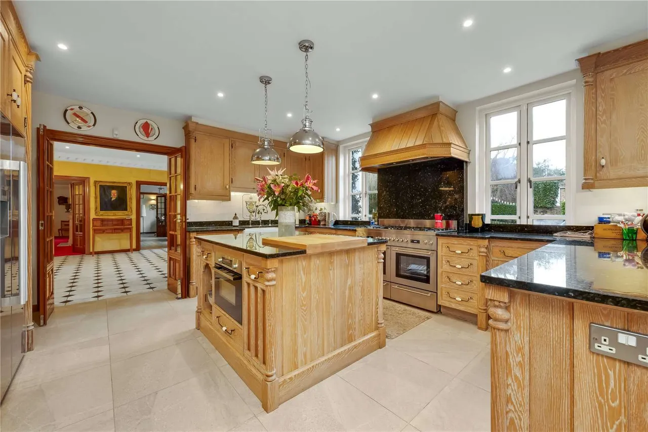 Old Avenue, St George's Hill, Weybridge, Surrey, KT13 0QB, photo 7