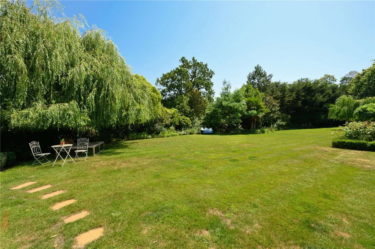 Old Avenue, St George's Hill, Weybridge, Surrey, KT13 0QB, photo 8
