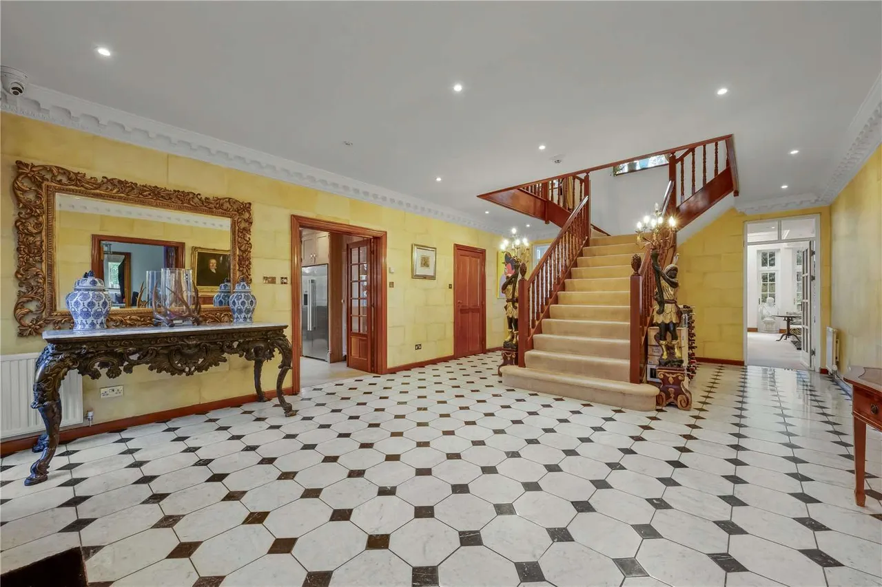 Old Avenue, St George's Hill, Weybridge, Surrey, KT13 0QB, photo 4