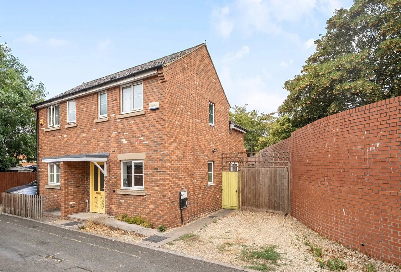 2 bed house for sale — Old Tram Road, Gloucester, GL1 1SJ